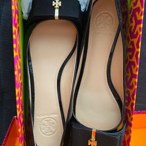 Tory Burch open toe wedge flat black 7 patent